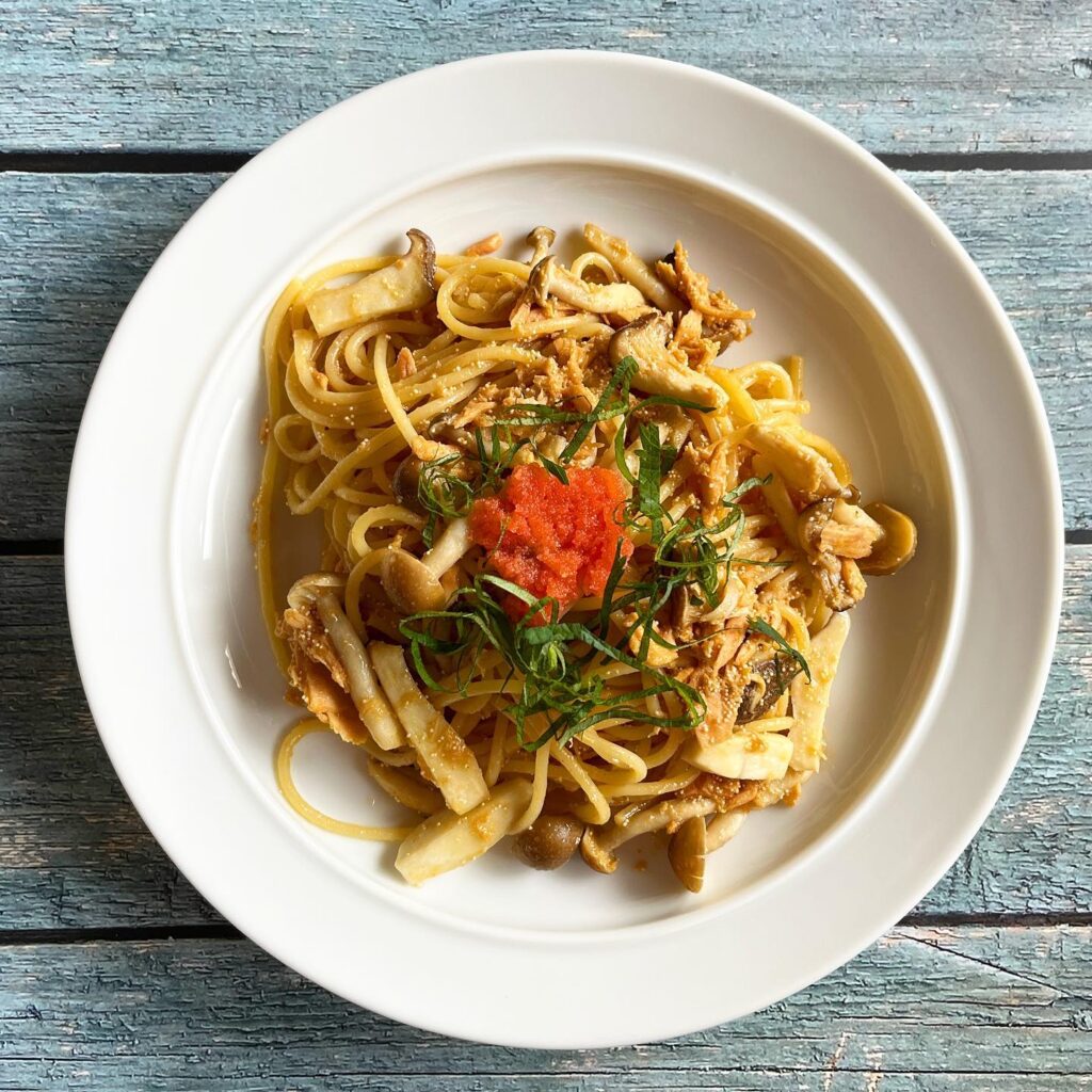 めんツナかんかんとしめじ、青じそ、明太子を使ったパスタ料理の写真