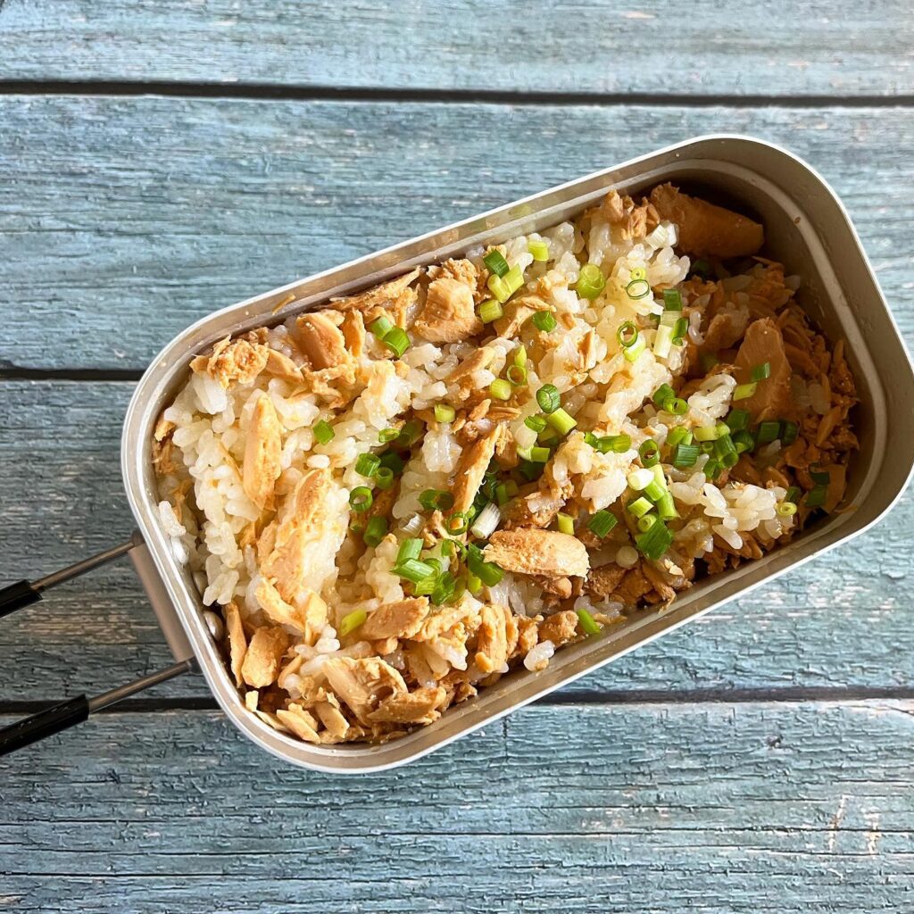 めんツナかんかんとご飯をメスティンで炊いた料理の写真